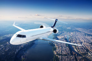 Privatjet-Flugzeug im blauen Himmel