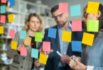 Business Team macht Brainstorming mit Post-Its