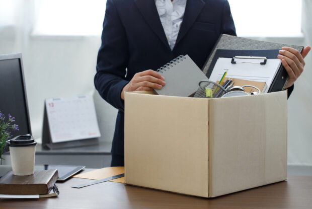 Businessfrau packt Kartons im Büro für einen Umzug